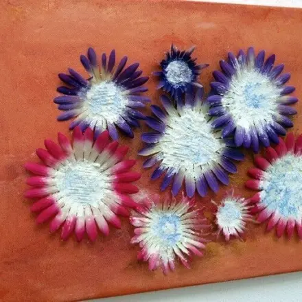 Acrylbild mit Blütenblättern einer Plastikblume