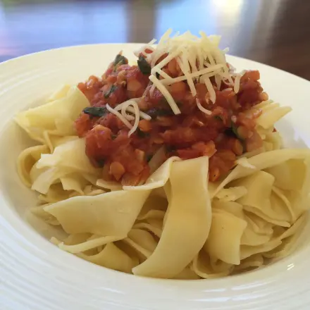 Linsen-Ragout mit Bandnudeln