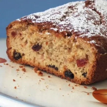 Kuchenbrot mit Früchten
