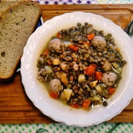 Linsensuppe mit Hackfleischklöße und Gemüse