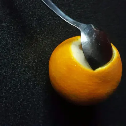 Orange schälen mit Löffel