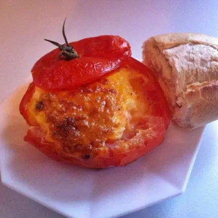 Leckeres Frühstücksei in der Tomate