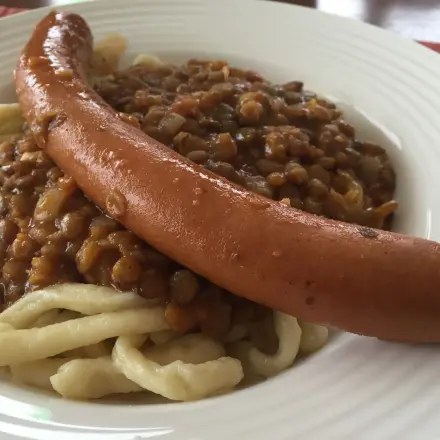 Linsen mit Spätzlen und Saiten (schwäbisch)