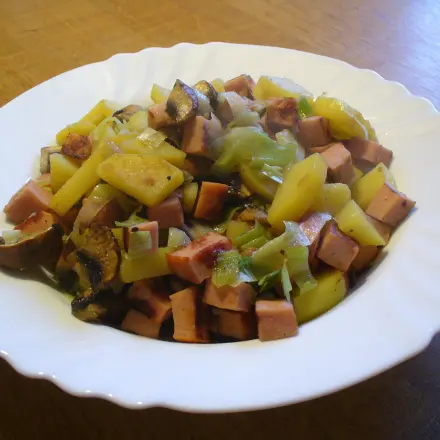 Leberkäse-Pfanne mit Lauch und Champignons