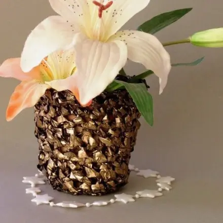 Blumenübertopf aus Videoband häkeln