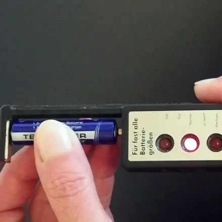 Batterien vorm Entsorgen nachmessen