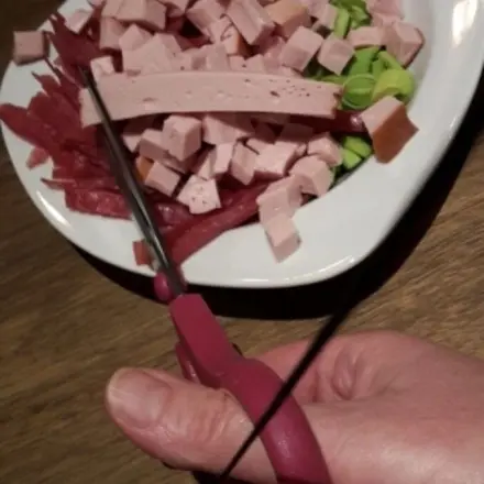 Schere statt Messer zum Schneiden von Lebensmitteln