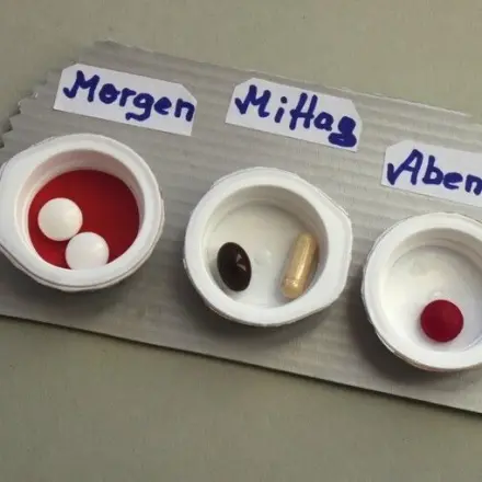 Upcycling: Pillendose aus Milchtüten-Ausgießöffnung
