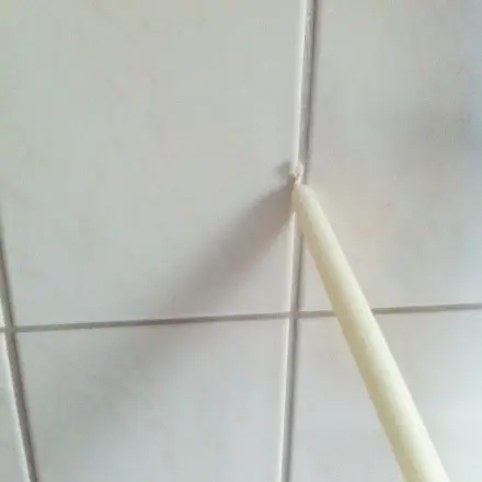 Fliesenfugen mit Kerzenwachs versiegeln