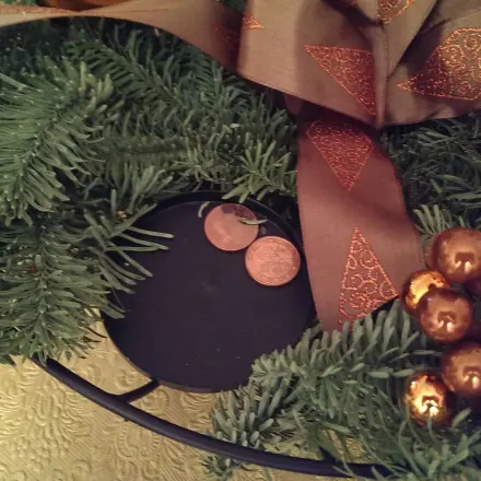 Leicht schief stehende Kerzen auf dem Adventskranz