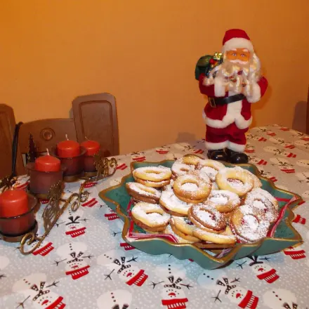 Mit Marmelade gefüllte Plätzchen