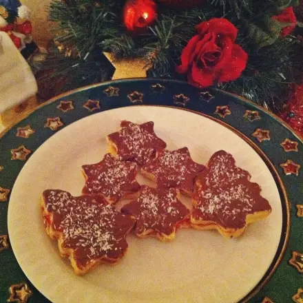 Einfache Plätzchen mit Johannisbeergelee und Schokolade