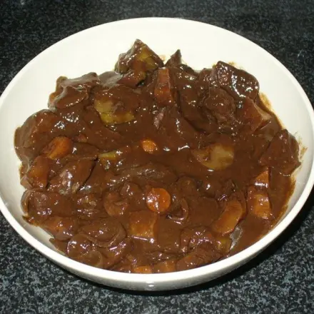 Wildschweingulasch aus dem Römertopf