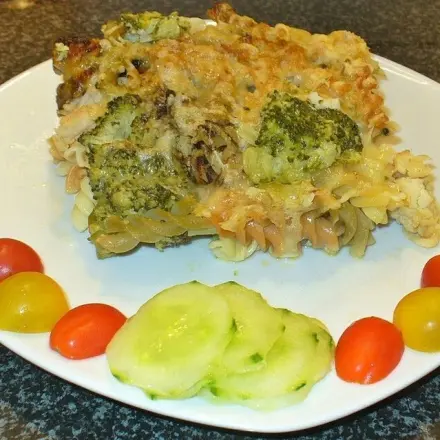 Leckerer Nudel-Brokkoli-Blumenkohlauflauf mit Hack