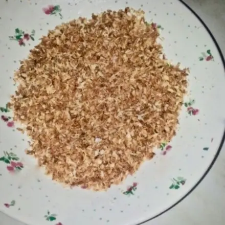 Knuspriges Dessert-Topping: karamellisierte Kokosflocken