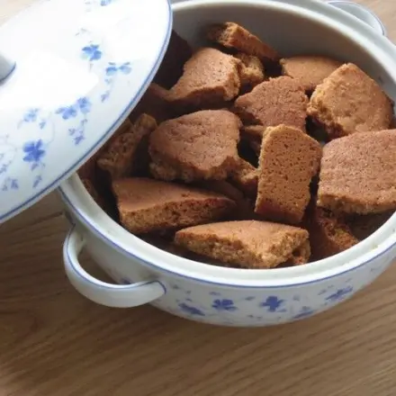 Omas Honiglebkuchen-Bruch mit Sahne