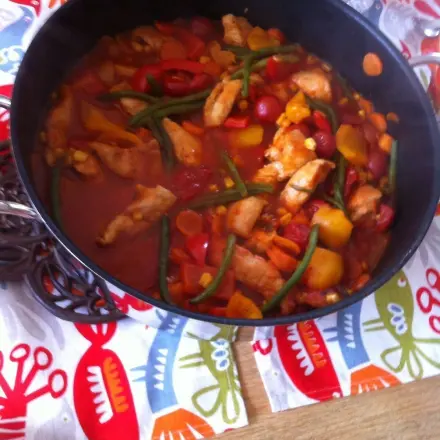 Bunter Hähnchentopf mit Nudeln