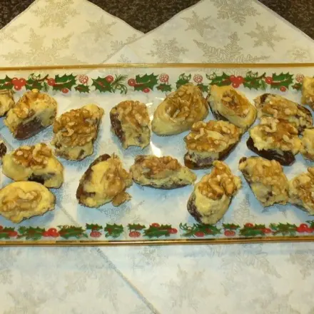 Marzipan-Datteln mit weißer Schokolade und Walnuss