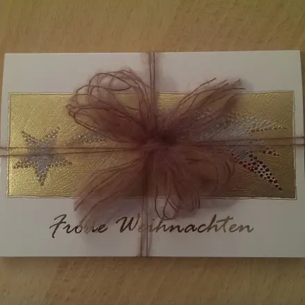 Weihnachtskarte mit Wolle verschließen