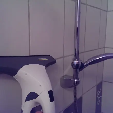 Fliesen mit Fenstersauger putzen