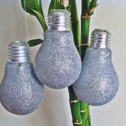 Schöne Deko: Glitzerglühbirnen