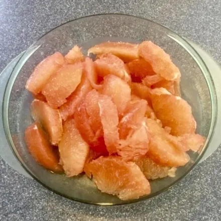 Grapefruit auf Vorrat schälen