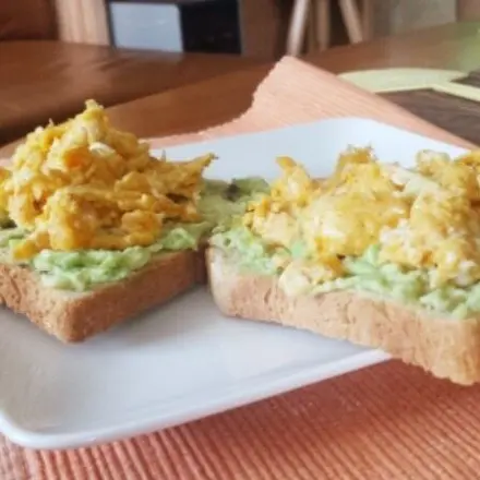 Avocado und Ei zum Frühstück