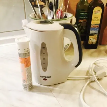 Kalkablagerung im Wasserkocher entfernen