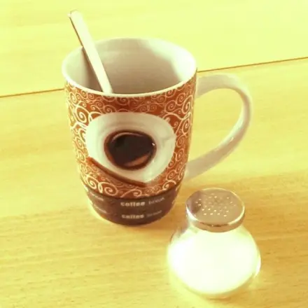 Ränder an Kaffeebecher entfernen