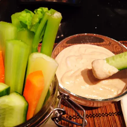 Erdnuss-Cashew-Kokos-Dip für Gemüse Sticks