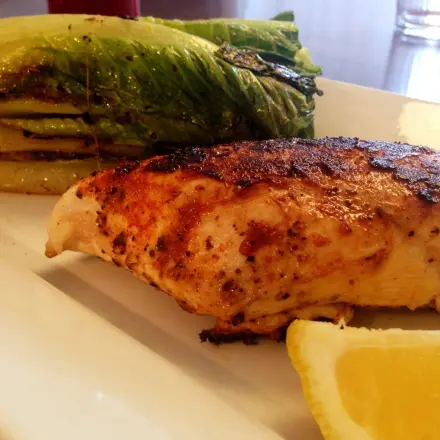 Gebratener Romanasalat mit Hühnchen