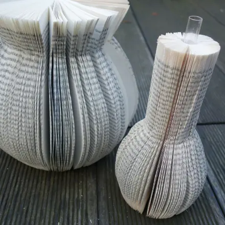 Buchvase: Vasen aus Büchern basteln ~ DIY