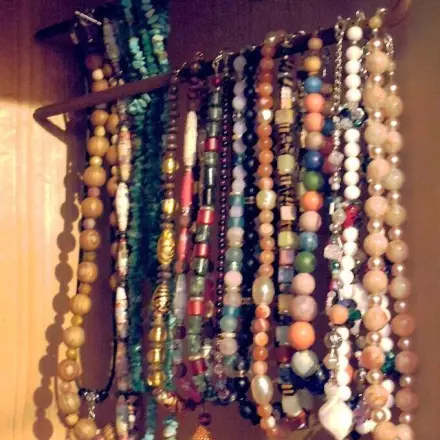 Halsketten auf Hosenbügel hängen