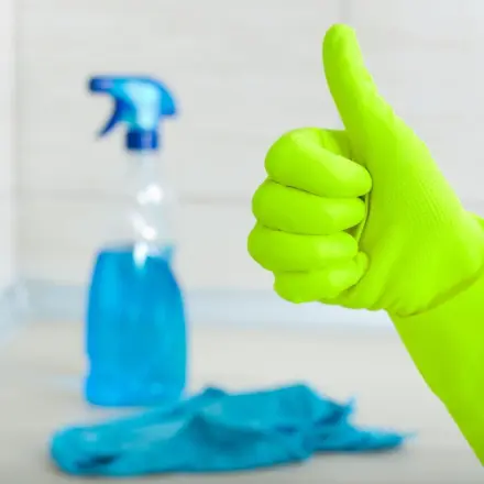 Haarfarbe auf lackierten Fliesen