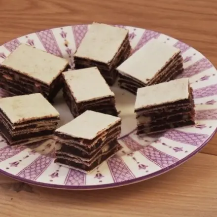 Schoko-Würfel-Konfekt mit Backoblaten