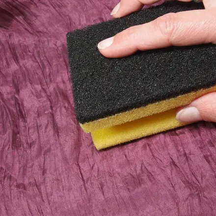 Fusseln entfernen mit Küchenschwamm