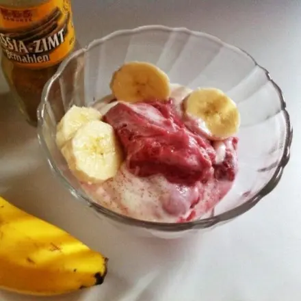Naturjoghurt mit Banane und Marmelade