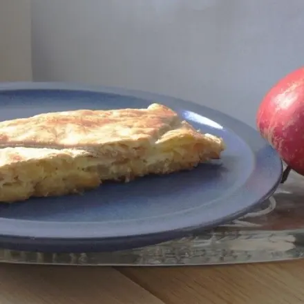 Apfelkuchen mit Dinkelgrieß und Blätterteig
