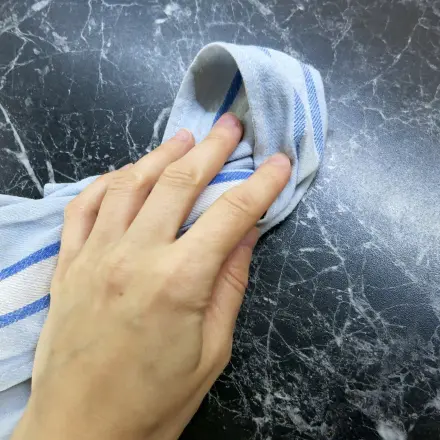 Alle glatten Flächen: Essig ist die Lösung