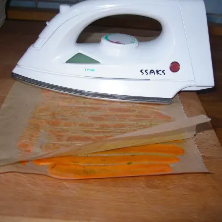 Möhrenchips: Bügeleisen in der Küche einsetzen