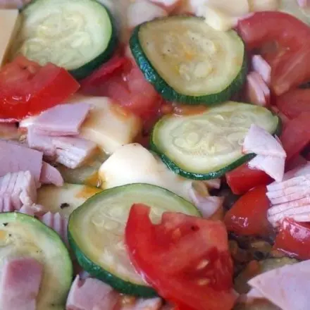 Schnelles Mittagessen mit Zucchini, Tomaten, Schinken & Käse