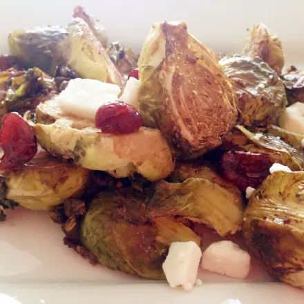 Gerösteter Rosenkohl mit Cranberrys und Ziegenkäse