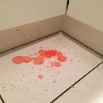 Rotes Kerzenwachs entfernen