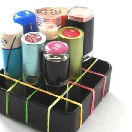 Box mit Gummiband-Aufteilung