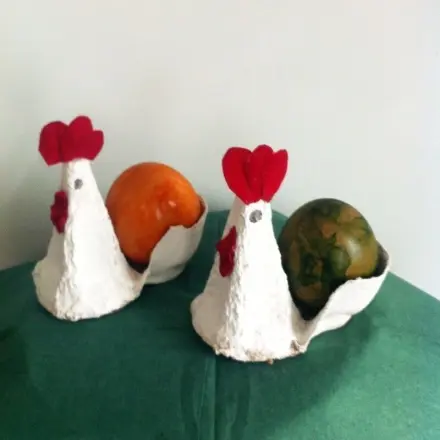 Eierbecher für Ostern aus Eierkarton