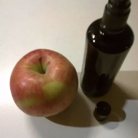 Äpfel mit Zitronensaft einsprühen - für Apfelkuchen etc.