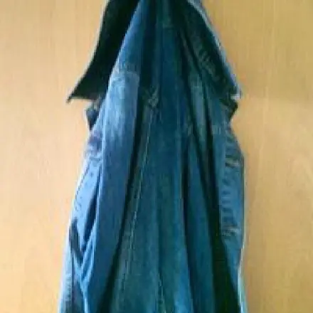 Zusätzlicher Garderobenhaken für karges Hotelzimmer