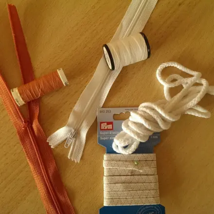 Nähutensilien nach Farben vorsortiert kaufen