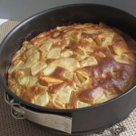 Birnenkuchen mit Nusshaube in einer Springform gebacken