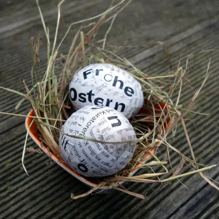 Ostereier im Zeitungsmantel